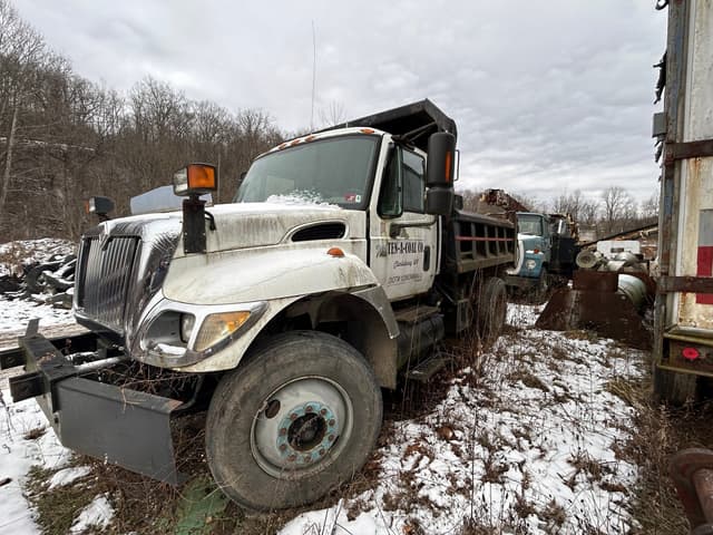 Image of International 7400 equipment image 4