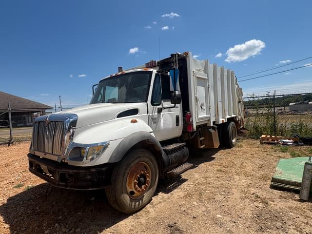 Image of International 7400 equipment image 1