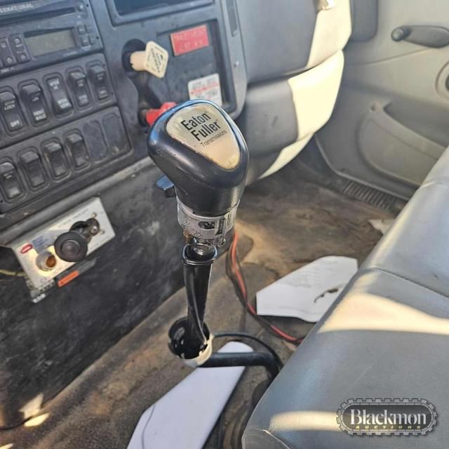 Image of International 7400 equipment image 4