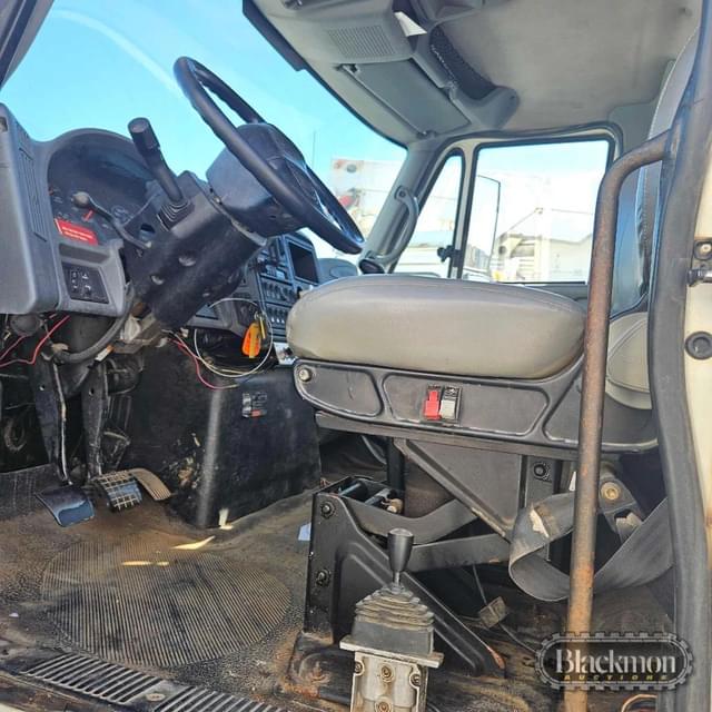 Image of International 7400 equipment image 3