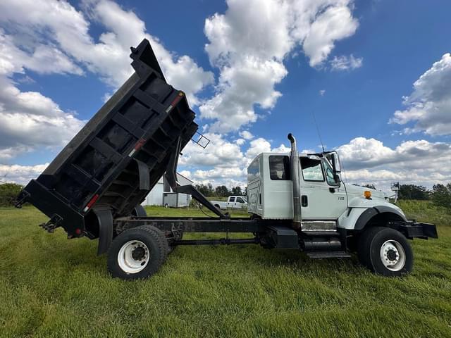 Image of International 7500 equipment image 1