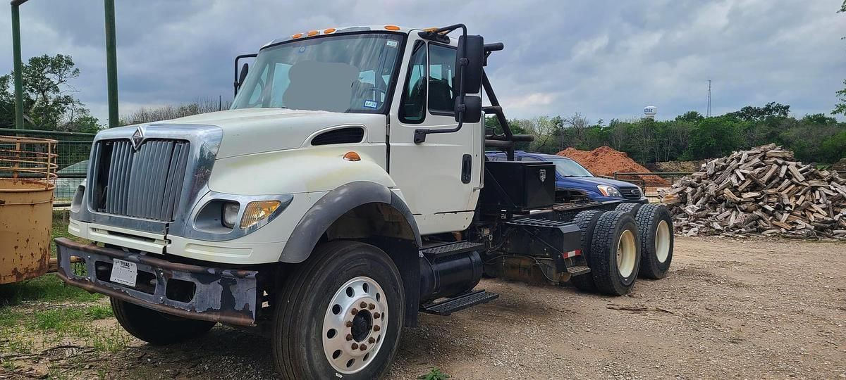 2003 International 7600 Equipment Image0