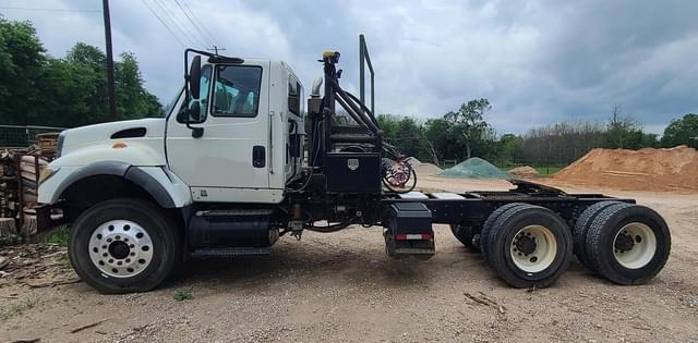 Image of International 7600 equipment image 2