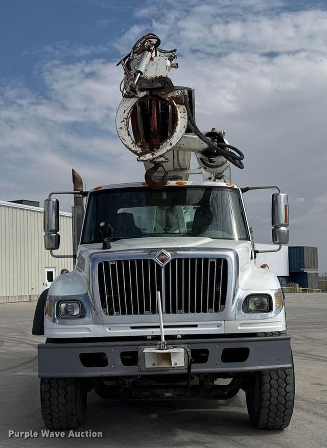 Image of International 7600 equipment image 1