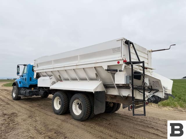 Image of International 7600 equipment image 2