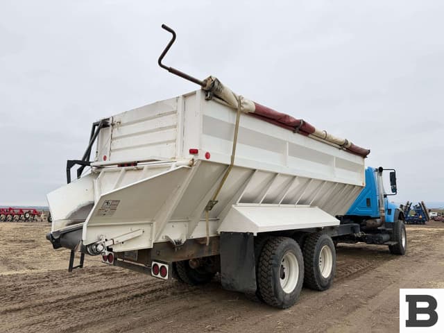 Image of International 7600 equipment image 4