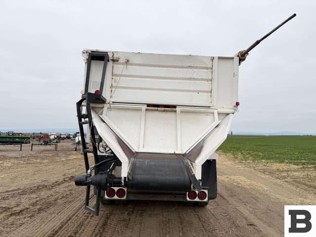 Image of International 7600 equipment image 3