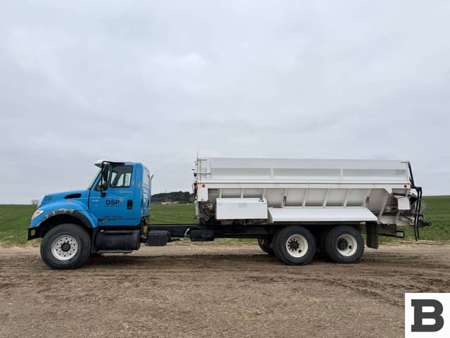 Image of International 7600 equipment image 1