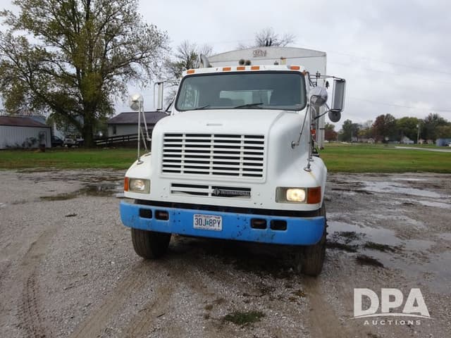 Image of International 8100 equipment image 4