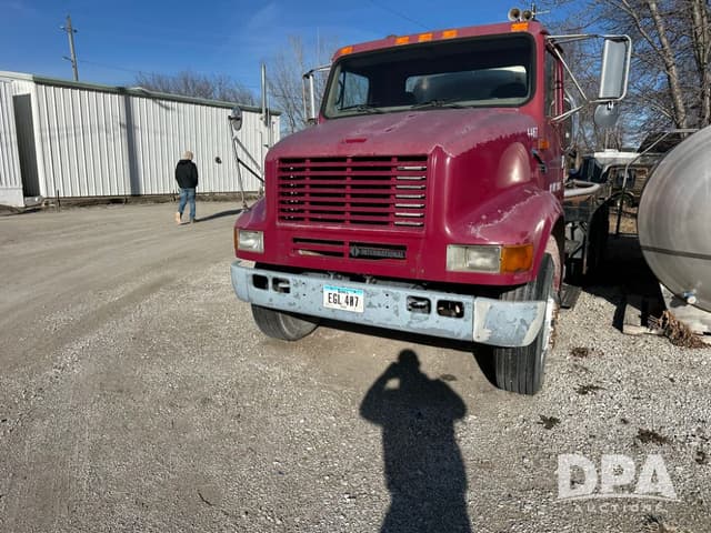 Image of International 8100 equipment image 1