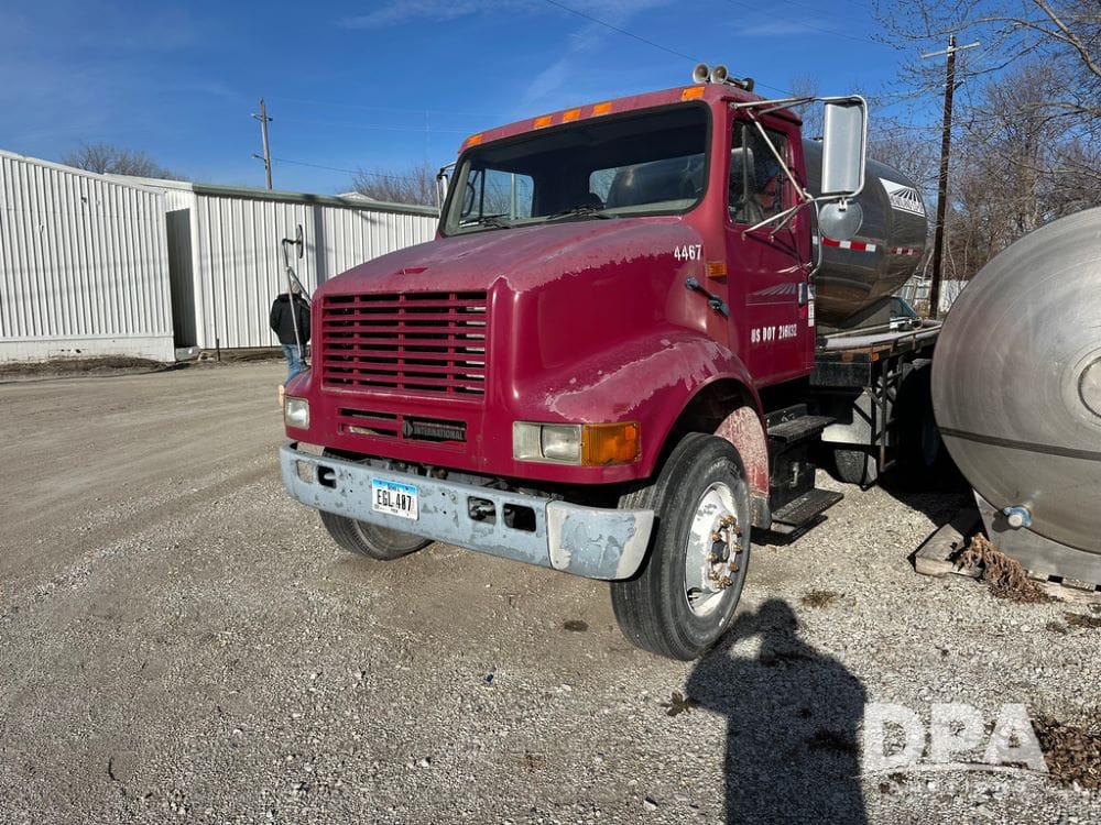 2003 International 8100 Equipment Image0