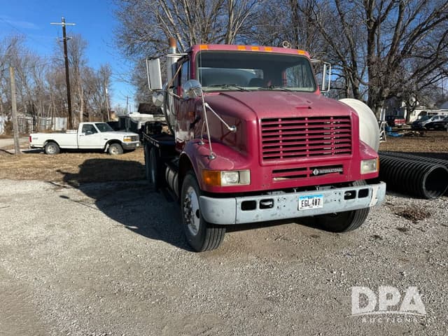 Image of International 8100 equipment image 4