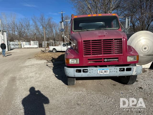 Image of International 8100 equipment image 3