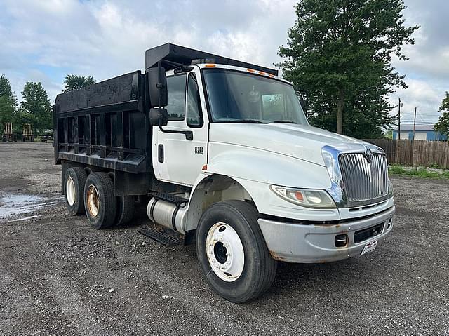 Image of International 8500 equipment image 2