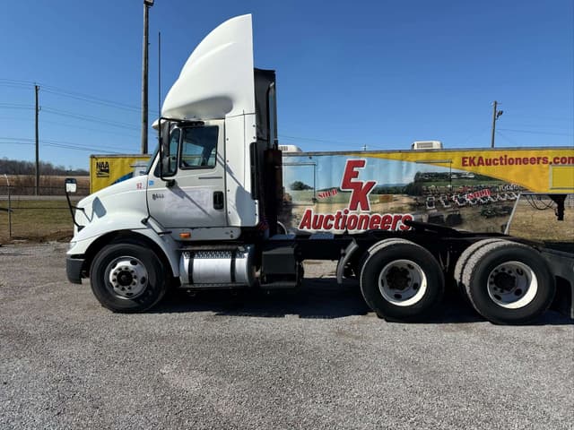 Image of International 8600 equipment image 1