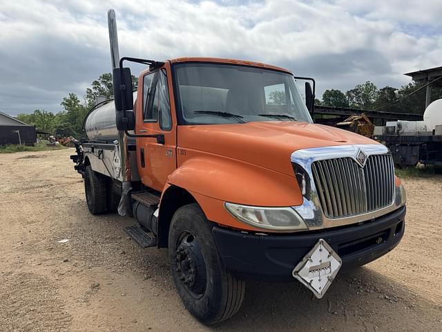 Image of International Durastar 4300 equipment image 2