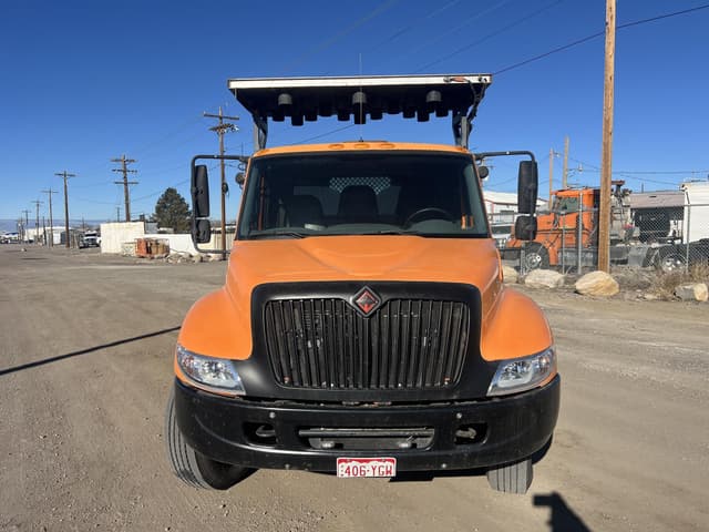 Image of International DuraStar 4400 equipment image 2