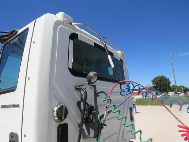 Image of International DuraStar 4400 equipment image 3