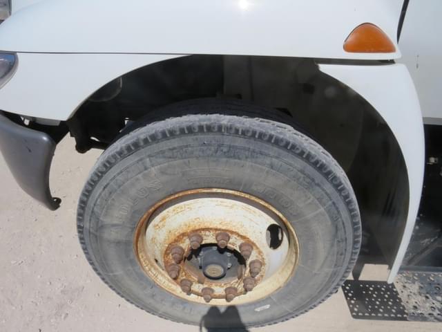 Image of International DuraStar 4400 equipment image 4