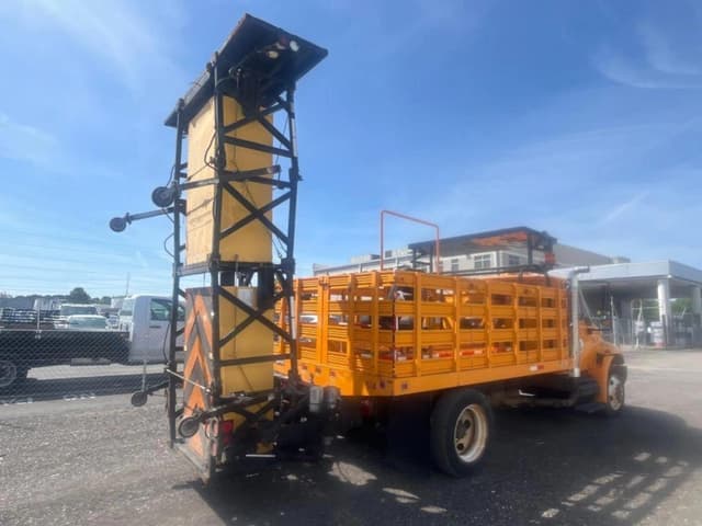 Image of International 4200 equipment image 4