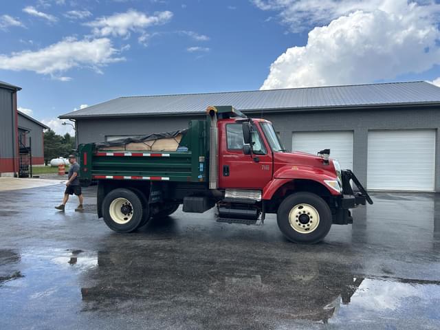 Image of International Workstar 7400 equipment image 2