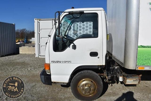 Image of Isuzu NPR equipment image 2