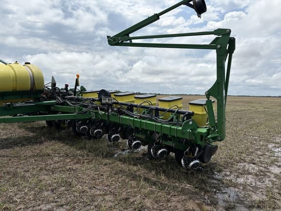 Image of John Deere 1770 equipment image 1