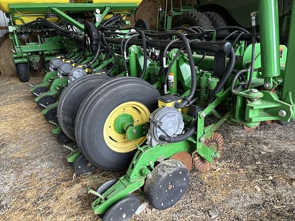 Image of John Deere 1770 equipment image 1