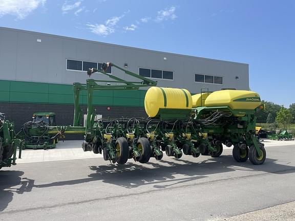 Image of John Deere 1770 equipment image 1
