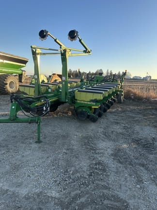 2003 John Deere 1770 Equipment Image0
