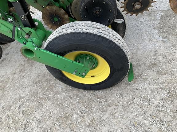 Image of John Deere 1790 equipment image 4