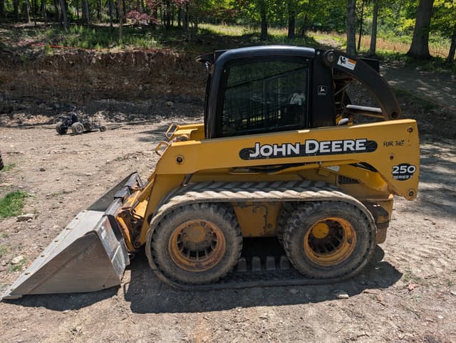 Image of John Deere 250 Series II equipment image 4