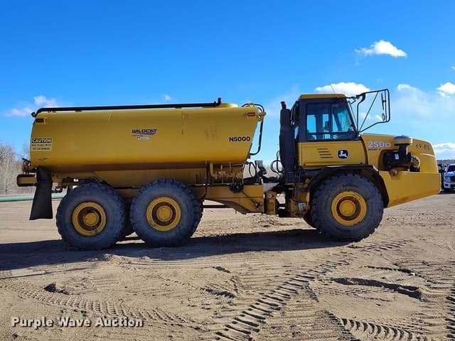 Image of John Deere 250D equipment image 3