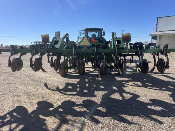 Image of John Deere 2700 equipment image 3