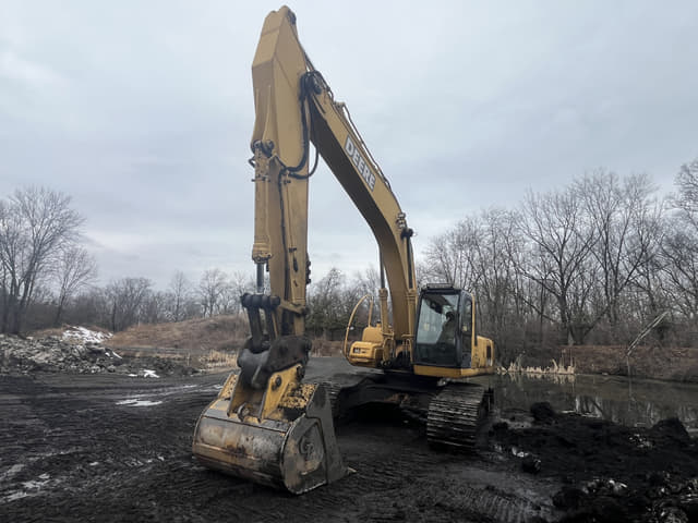 Image of John Deere 270CLC equipment image 4