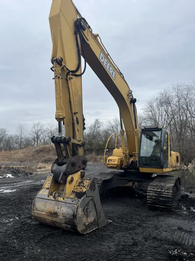 Image of John Deere 270CLC equipment image 3