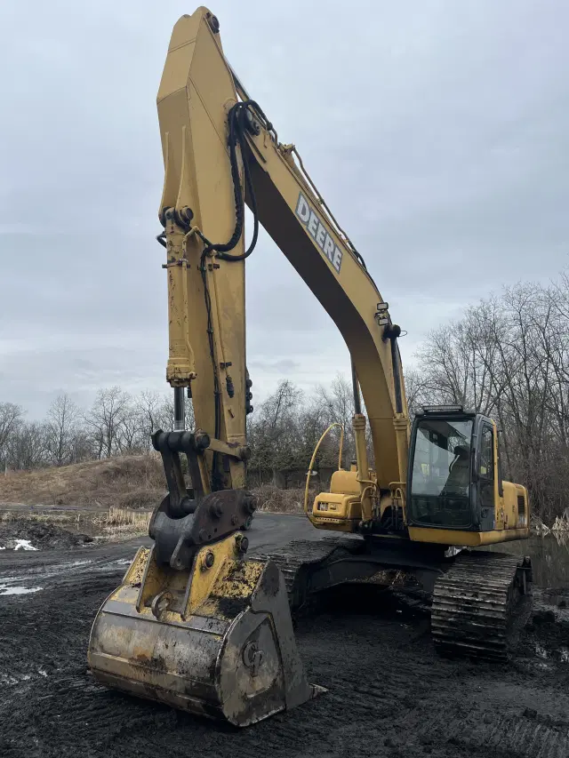 Image of John Deere 270CLC equipment image 2