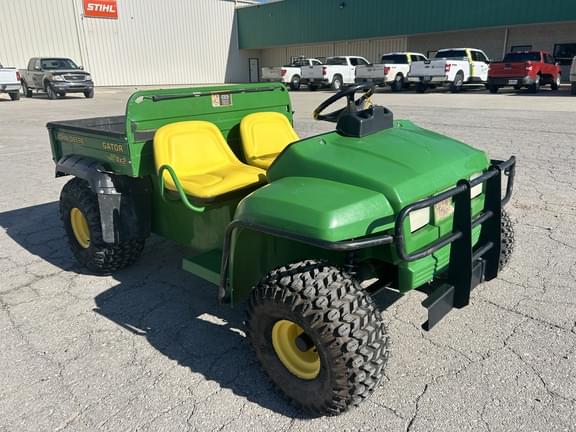 Image of John Deere Gator 4X2 equipment image 3