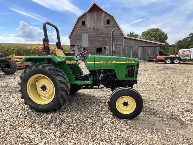 Image of John Deere 5203 equipment image 2