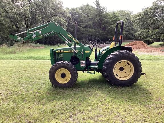 Image of John Deere 5205 Primary image