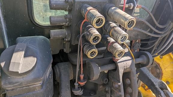 Image of John Deere 5220 equipment image 1