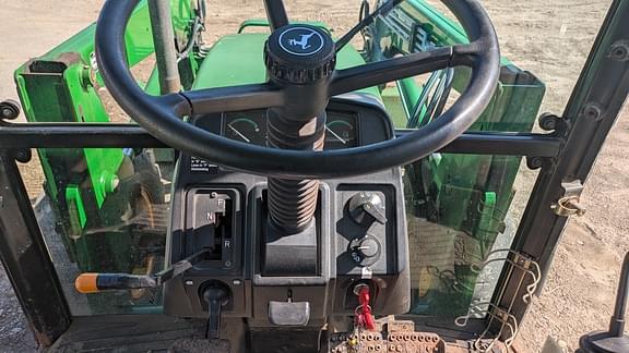 Image of John Deere 5220 equipment image 2