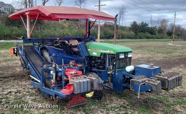 Image of John Deere 5220 equipment image 2