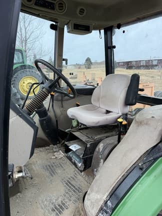 Image of John Deere 5520 equipment image 2
