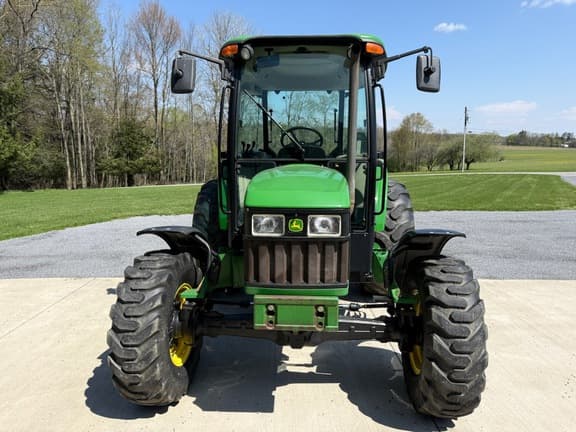 Image of John Deere 5520 equipment image 2