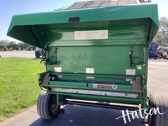 Image of John Deere 567 Silage MegaWide equipment image 4