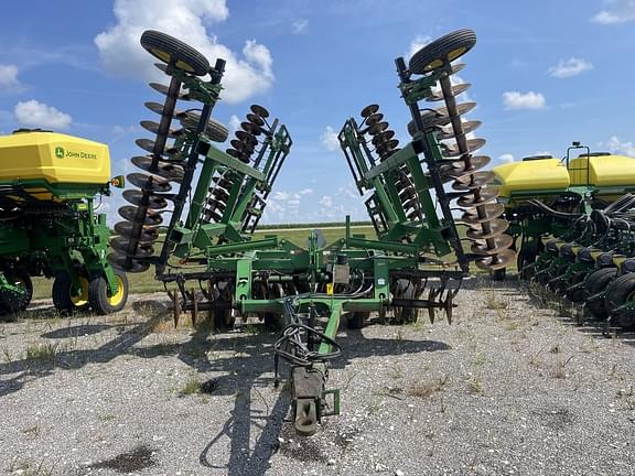 Image of John Deere 637 equipment image 1