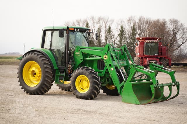 Image of John Deere 6420 equipment image 2