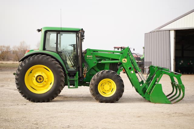 Image of John Deere 6420 equipment image 3