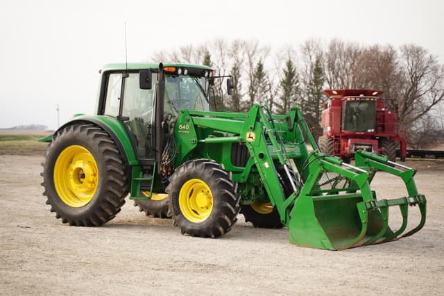 Image of John Deere 6420 equipment image 2